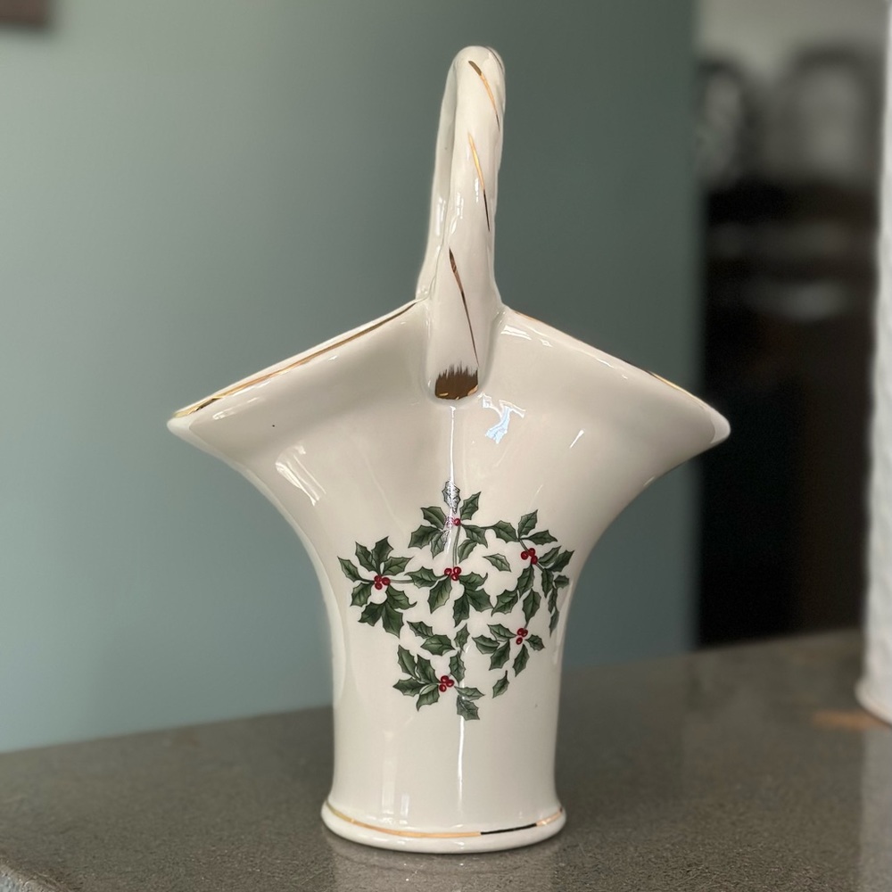 Vintage! Rare find! Essex mfg Porcelain Holly Berry Basket Vase. Collectors find